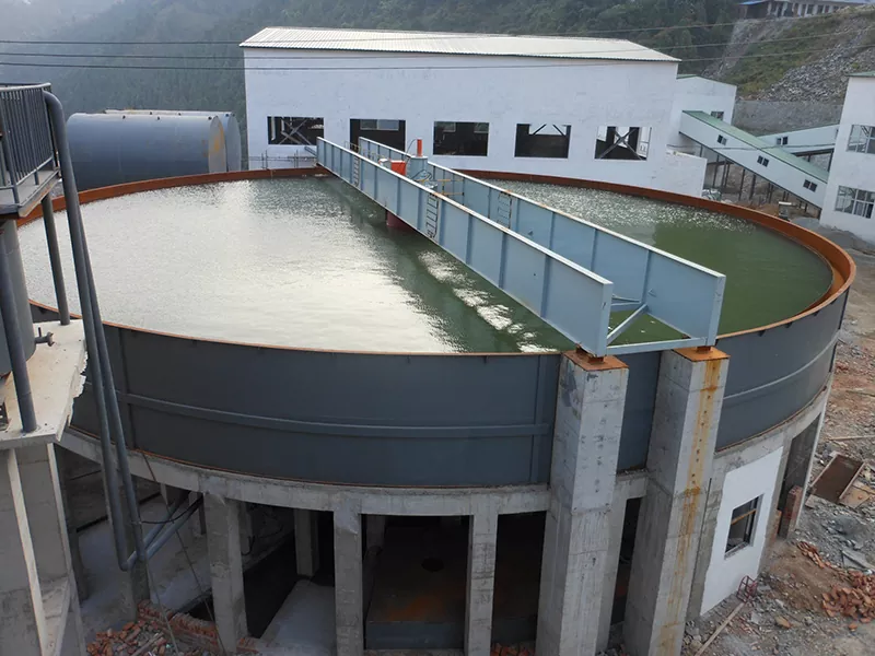 Zagęszczacz do przekładni hydraulicznej z centralnym ciśnieniem